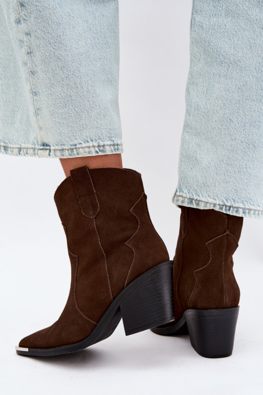 Botas de camurça chocolate de estilo cowboy isoladas com saltos Pelsa
