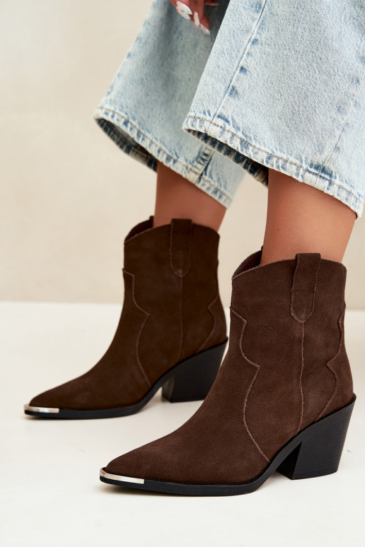 Botas de camurça chocolate de estilo cowboy isoladas com saltos Pelsa