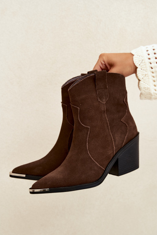 Botas de camurça chocolate de estilo cowboy isoladas com saltos Pelsa