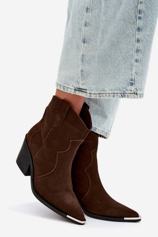 Botas de camurça chocolate de estilo cowboy isoladas com saltos Pelsa
