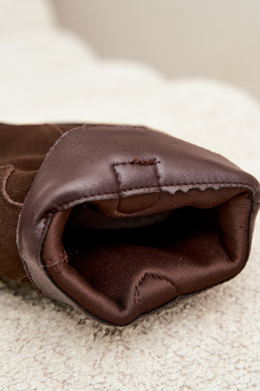Botas de camurça chocolate de estilo cowboy isoladas com saltos Pelsa