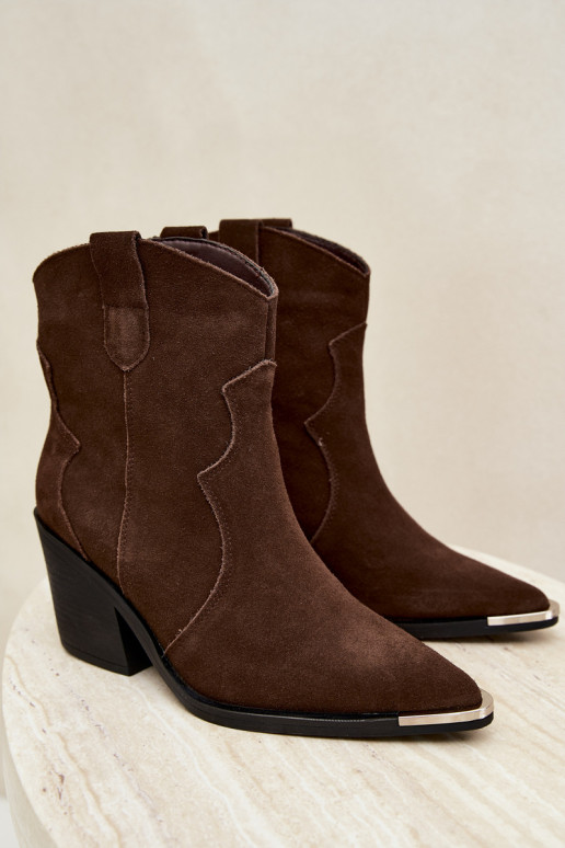 Botas de camurça chocolate de estilo cowboy isoladas com saltos Pelsa
