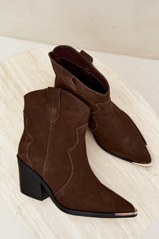 Botas de camurça chocolate de estilo cowboy isoladas com saltos Pelsa