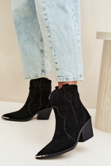 Botas de camurça pretas de estilo cowboy isoladas com saltos Pelsa