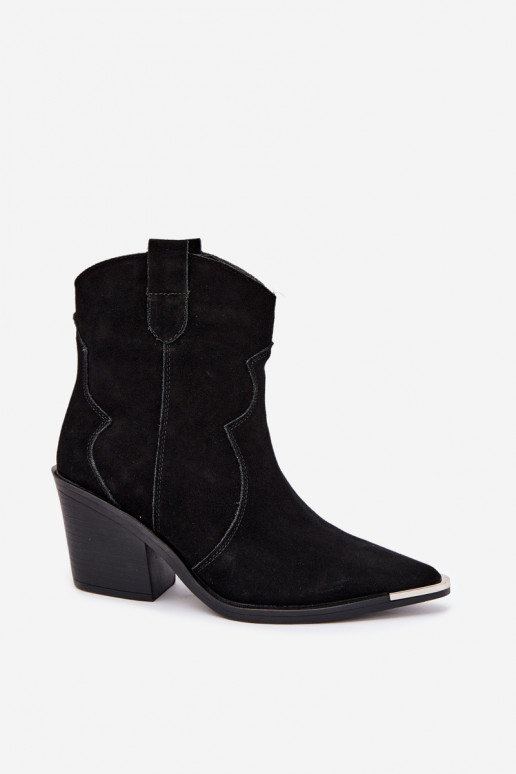 Botas de camurça pretas de estilo cowboy isoladas com saltos Pelsa