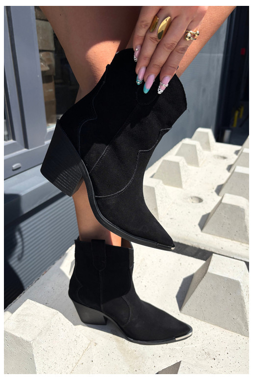 Botas de camurça pretas de estilo cowboy isoladas com saltos Pelsa