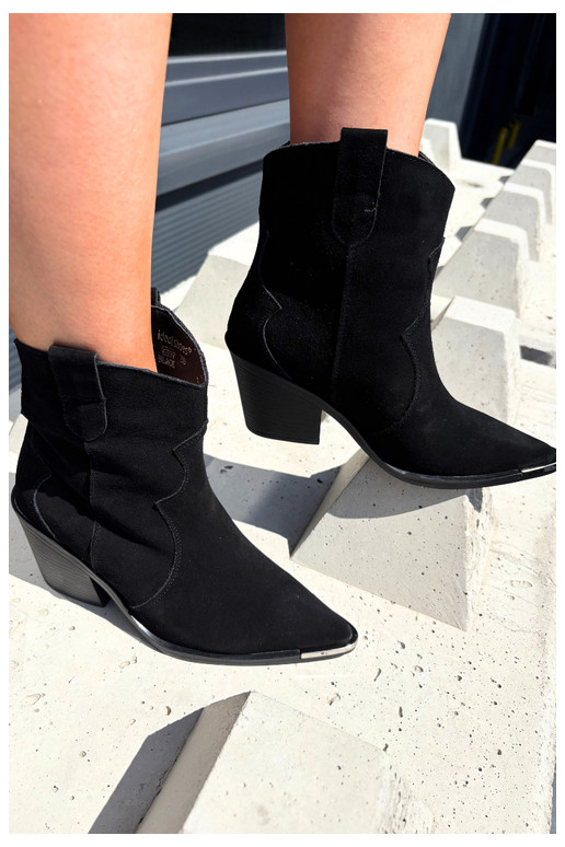 Botas de camurça pretas de estilo cowboy isoladas com saltos Pelsa