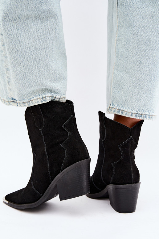Botas de camurça pretas de estilo cowboy isoladas com saltos Pelsa