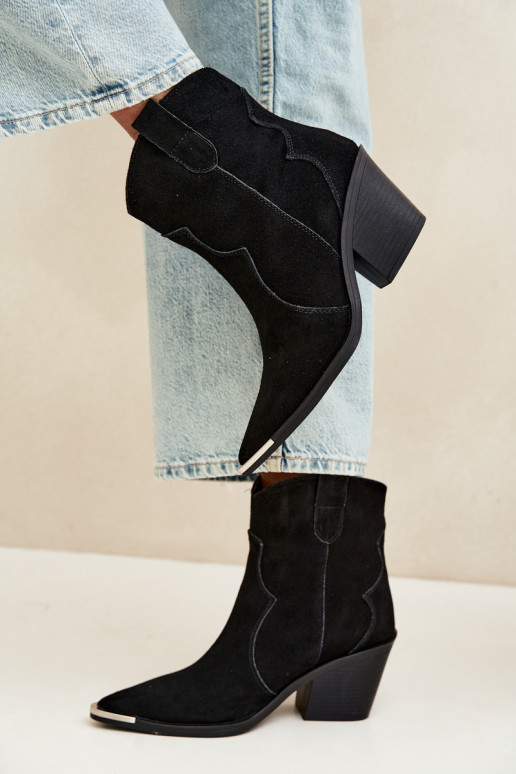 Botas de camurça pretas de estilo cowboy isoladas com saltos Pelsa