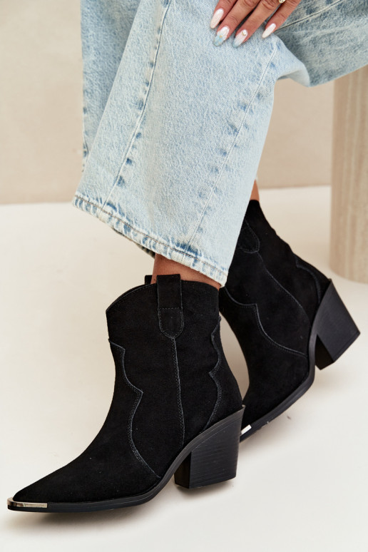 Botas de camurça pretas de estilo cowboy isoladas com saltos Pelsa