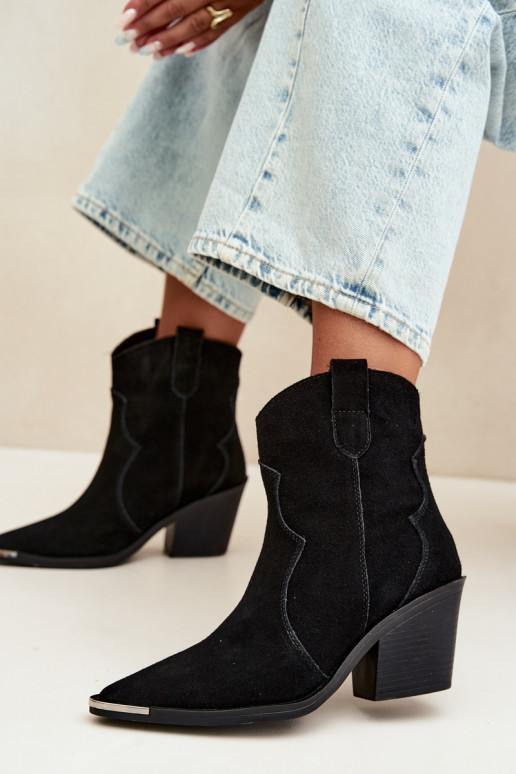 Botas de camurça pretas de estilo cowboy isoladas com saltos Pelsa