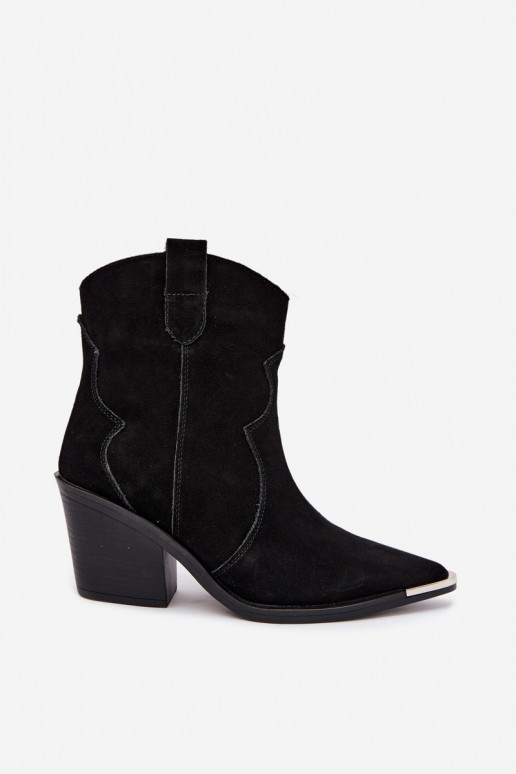 Botas de camurça pretas de estilo cowboy isoladas com saltos Pelsa