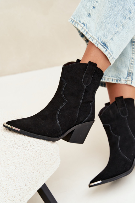 Botas de camurça pretas de estilo cowboy isoladas com saltos Pelsa