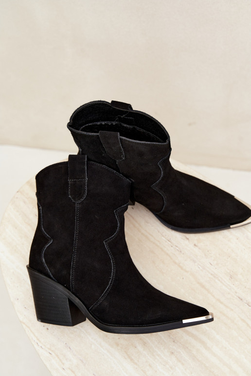 Botas de camurça pretas de estilo cowboy isoladas com saltos Pelsa