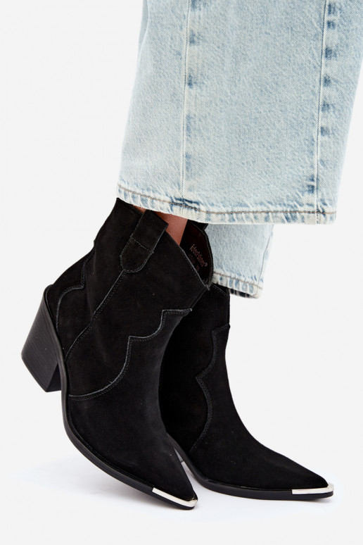 Botas de camurça pretas de estilo cowboy isoladas com saltos Pelsa