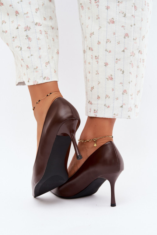 Sapatos de salto clássicos em couro sintético, cor chocolate Nesha
