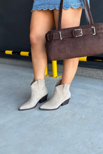 Botins de estilo cowboy slip-on em camurça sintética na cor marfim Beretta 2