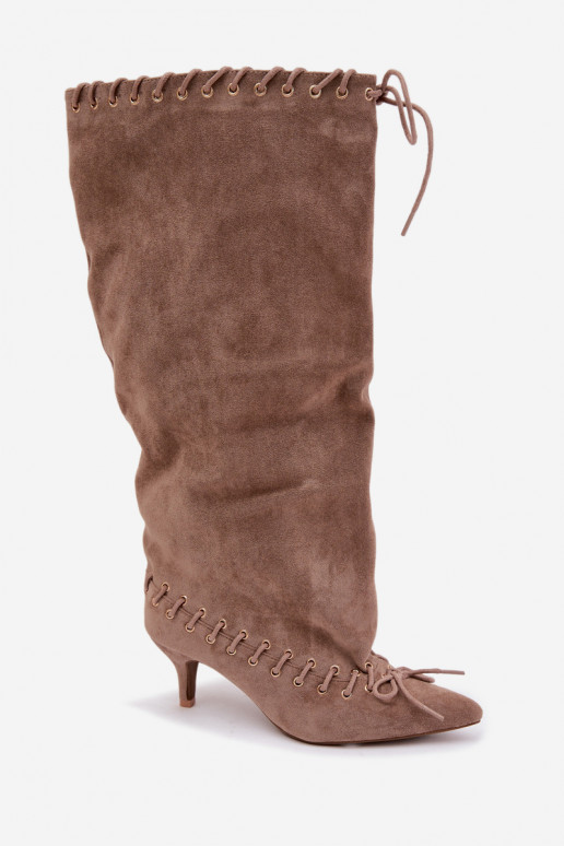 Botas altas com salto médio em camurça sintética com cadarços decorativos na cor areia Juletta