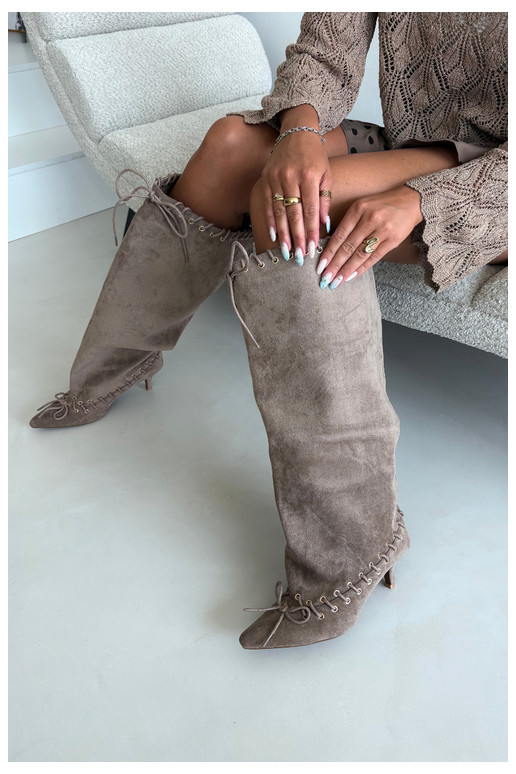 Botas altas com salto médio em camurça sintética com cadarços decorativos na cor areia Juletta