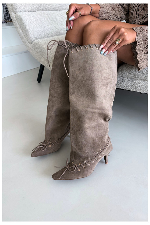 Botas altas com salto médio em camurça sintética com cadarços decorativos na cor areia Juletta