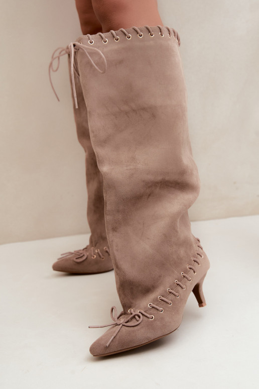 Botas altas com salto médio em camurça sintética com cadarços decorativos na cor areia Juletta