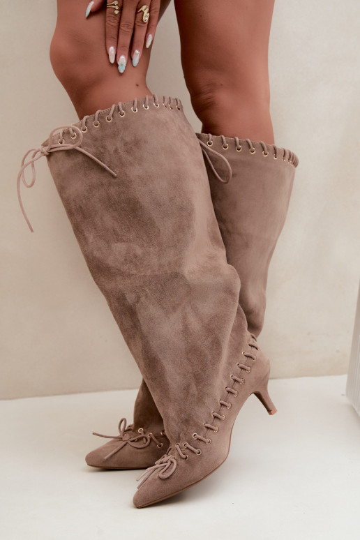 Botas altas com salto médio em camurça sintética com cadarços decorativos na cor areia Juletta