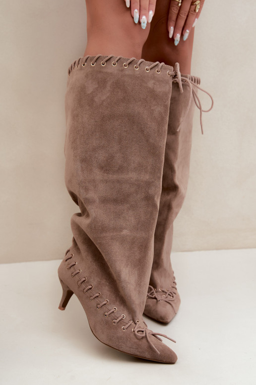 Botas altas com salto médio em camurça sintética com cadarços decorativos na cor areia Juletta