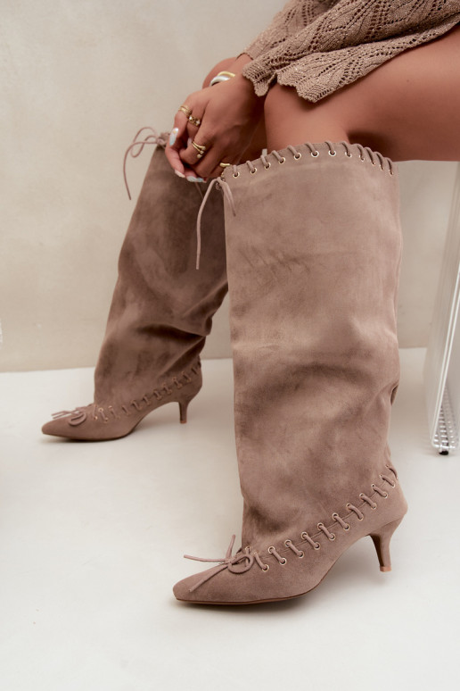 Botas altas com salto médio em camurça sintética com cadarços decorativos na cor areia Juletta