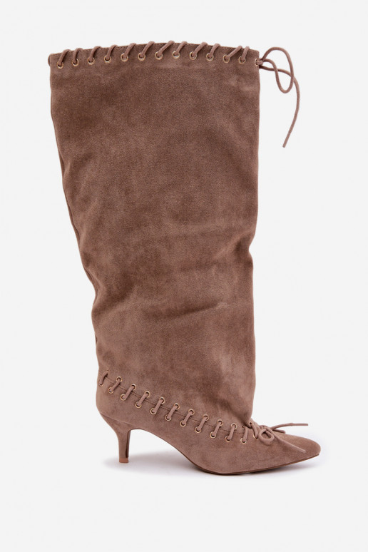 Botas altas com salto médio em camurça sintética com cadarços decorativos na cor areia Juletta