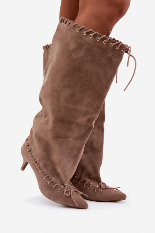 Botas altas com salto médio em camurça sintética com cadarços decorativos na cor areia Juletta
