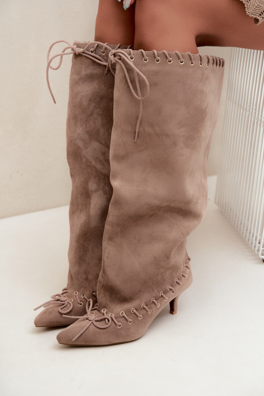 Botas altas com salto médio em camurça sintética com cadarços decorativos na cor areia Juletta