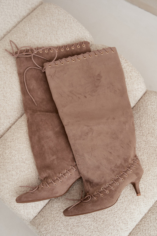 Botas altas com salto médio em camurça sintética com cadarços decorativos na cor areia Juletta
