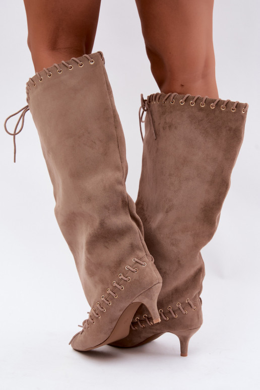 Botas altas com salto médio em camurça sintética com cadarços decorativos na cor areia Juletta