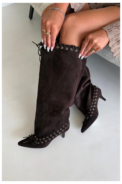 Botas altas com salto médio em camurça sintética com cadarços decorativos na cor chocolate Juletta