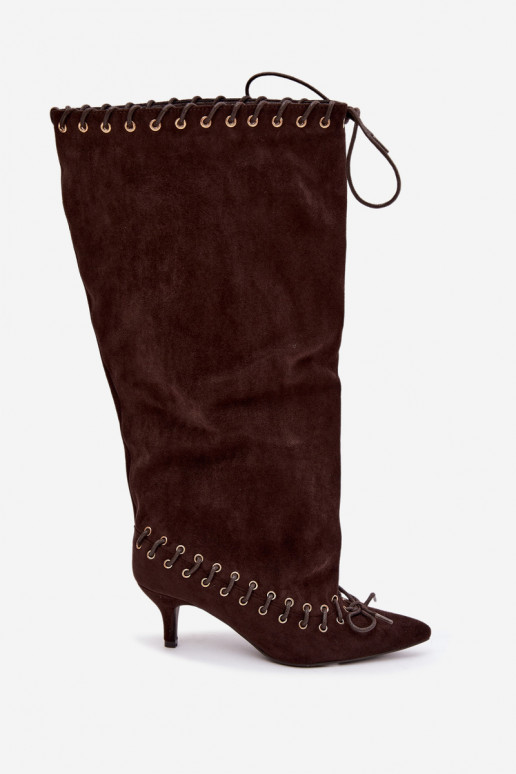 Botas altas com salto médio em camurça sintética com cadarços decorativos na cor chocolate Juletta