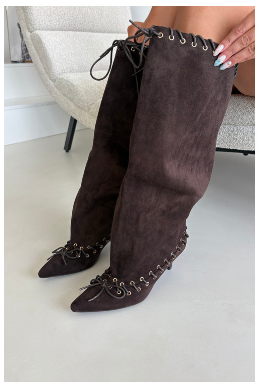 Botas altas com salto médio em camurça sintética com cadarços decorativos na cor chocolate Juletta