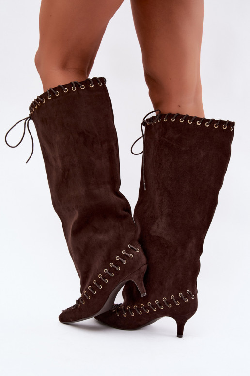 Botas altas com salto médio em camurça sintética com cadarços decorativos na cor chocolate Juletta