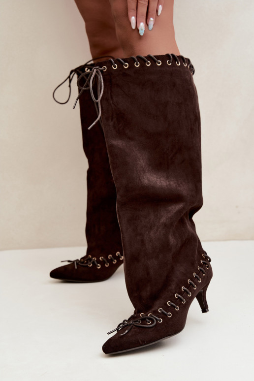 Botas altas com salto médio em camurça sintética com cadarços decorativos na cor chocolate Juletta