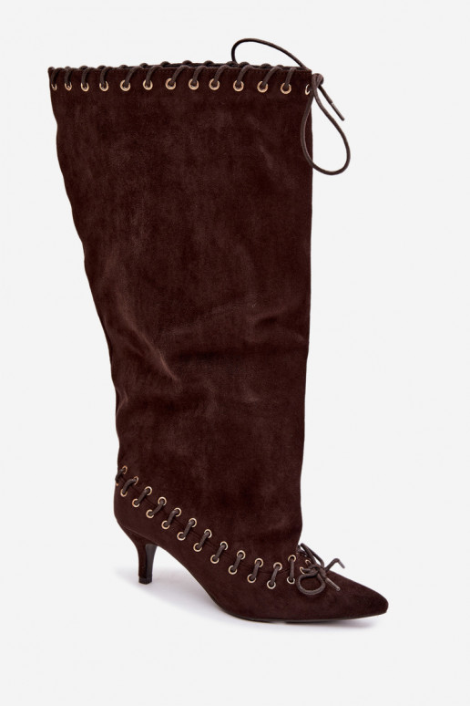 Botas altas com salto médio em camurça sintética com cadarços decorativos na cor chocolate Juletta
