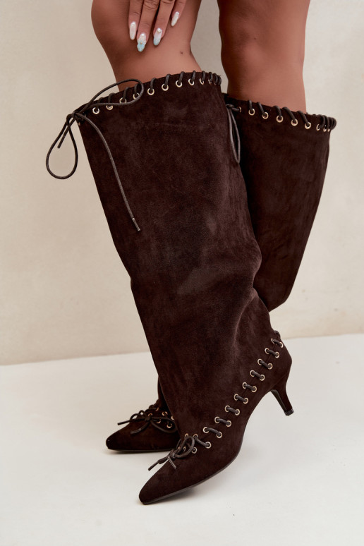 Botas altas com salto médio em camurça sintética com cadarços decorativos na cor chocolate Juletta