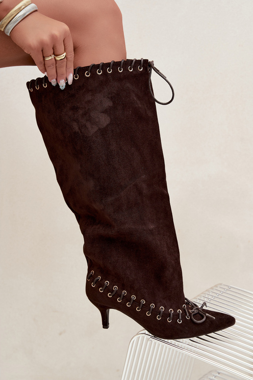 Botas altas com salto médio em camurça sintética com cadarços decorativos na cor chocolate Juletta