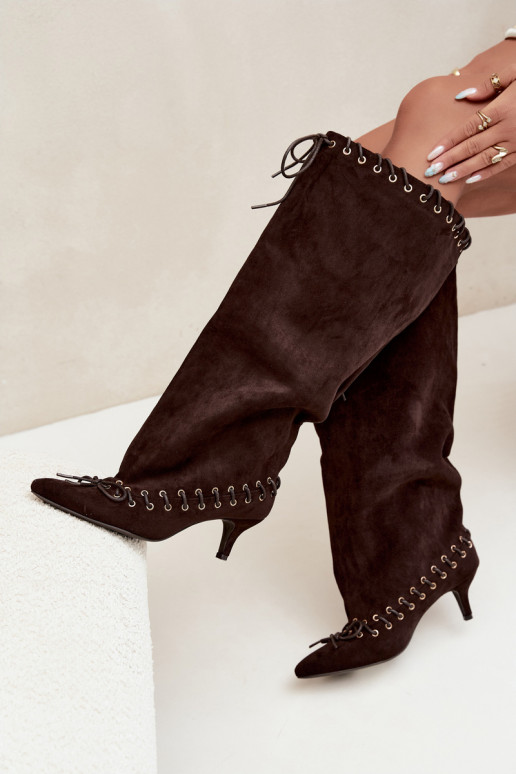 Botas altas com salto médio em camurça sintética com cadarços decorativos na cor chocolate Juletta
