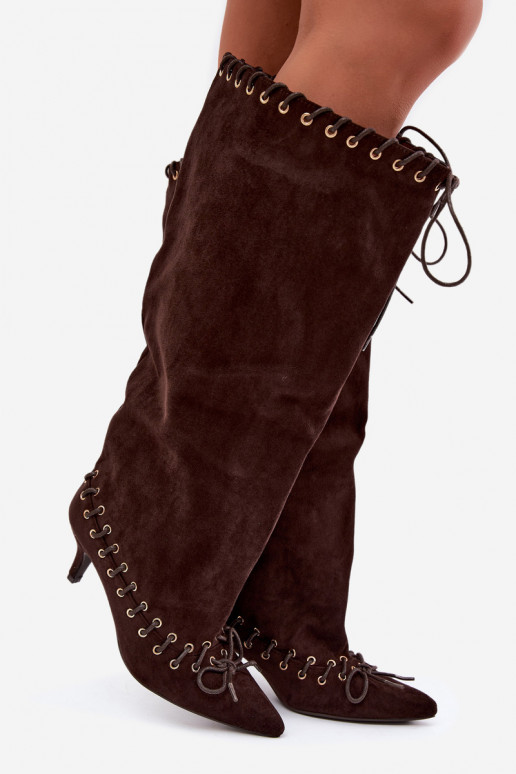Botas altas com salto médio em camurça sintética com cadarços decorativos na cor chocolate Juletta