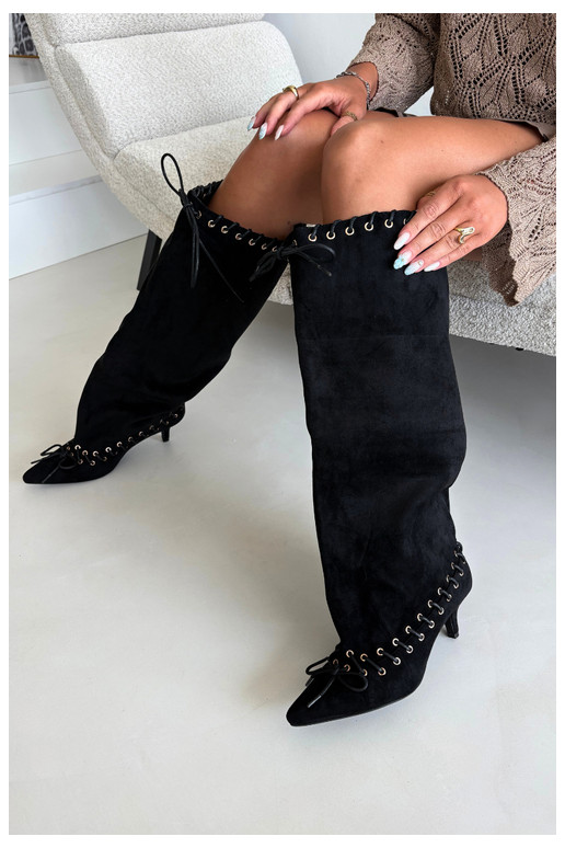 Botas altas com salto médio em camurça sintética com cadarços decorativos na cor preta Juletta