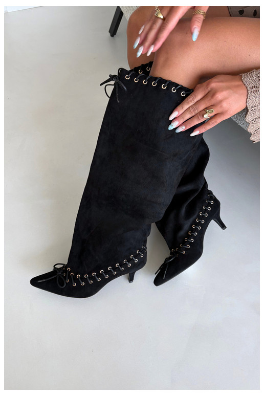 Botas altas com salto médio em camurça sintética com cadarços decorativos na cor preta Juletta
