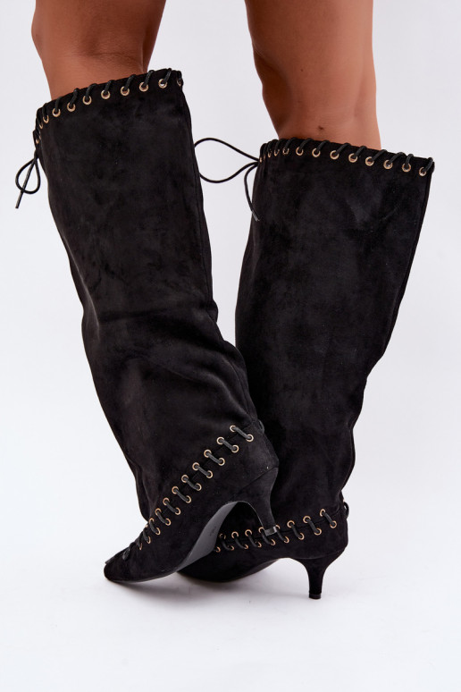 Botas altas com salto médio em camurça sintética com cadarços decorativos na cor preta Juletta
