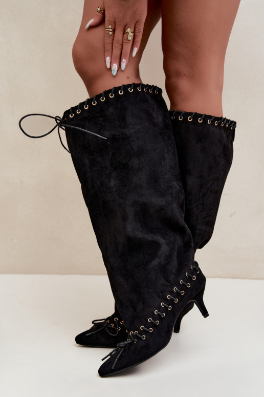 Botas altas com salto médio em camurça sintética com cadarços decorativos na cor preta Juletta