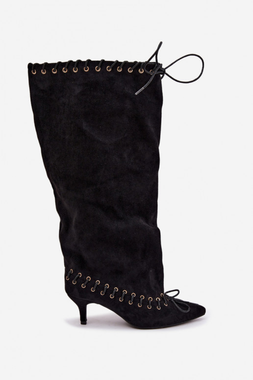 Botas altas com salto médio em camurça sintética com cadarços decorativos na cor preta Juletta