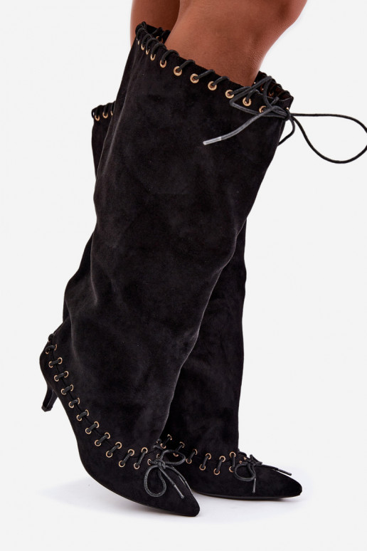 Botas altas com salto médio em camurça sintética com cadarços decorativos na cor preta Juletta