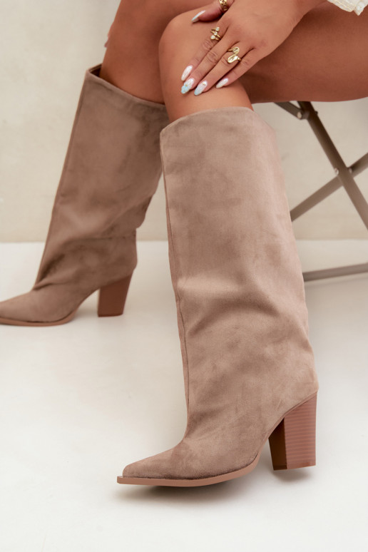 Botas femininas de cano alto slip-on com salto em camurça sintética cor areia Carmina